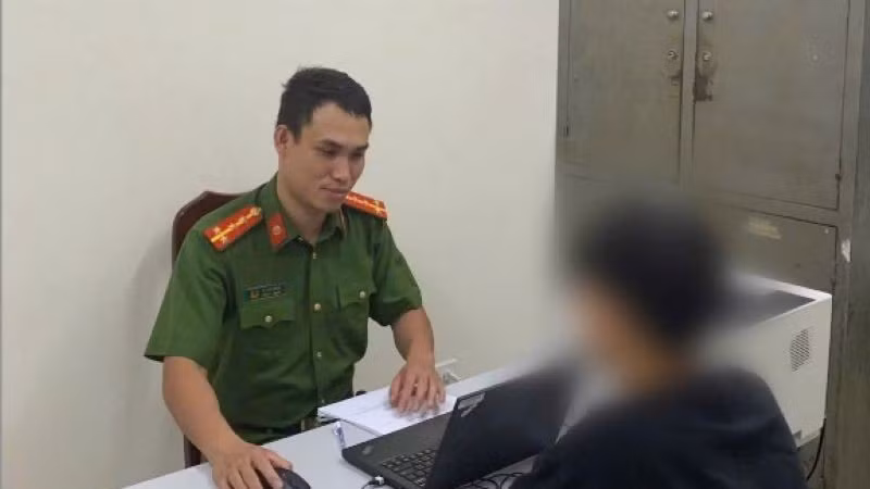 Công an phường Phú Lương làm việc với một "nạn nhân" của "bắt cóc online".