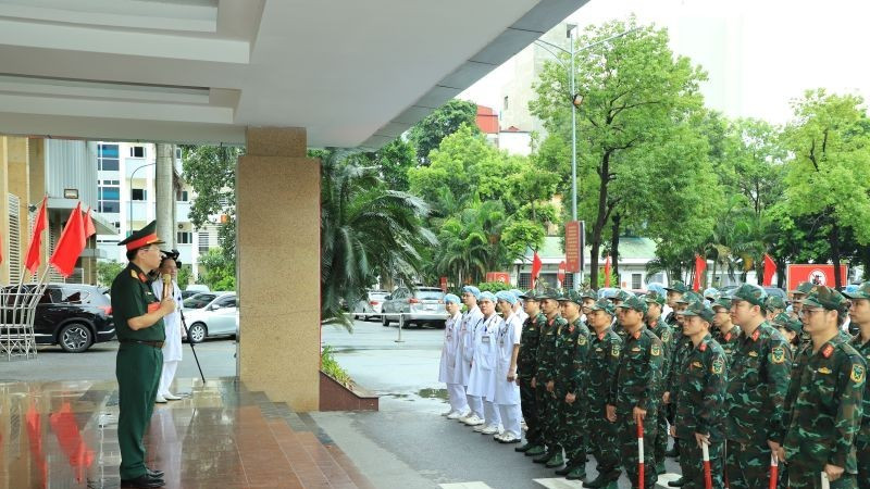 Đại tá Lê Văn Đông động viên cán bộ, y, bác sĩ Bệnh viện Quân y 354 hoàn thành tốt nhiệm vụ.