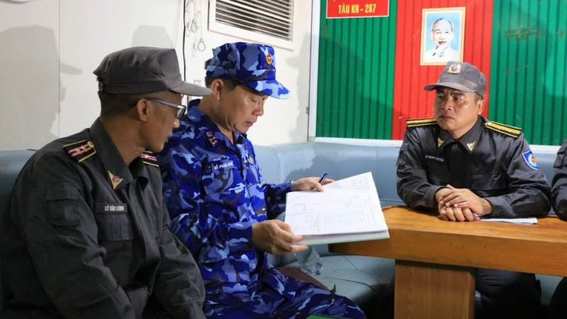 Kiểm tra sổ sách, đăng ký trên tàu Kiểm ngư 267.