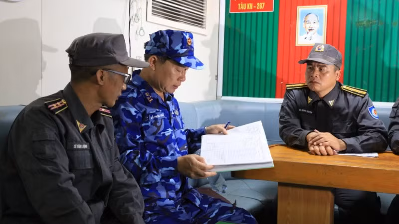 Kiểm tra sổ sách, đăng ký trên tàu Kiểm ngư 267.