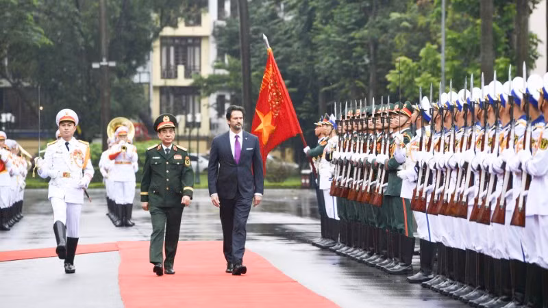 Đại tướng Phan Văn Giang và Phó Thủ tướng, Bộ trưởng Quốc phòng Slovakia Robert Kalinak duyệt Đội danh dự Quân đội nhân dân Việt Nam. 