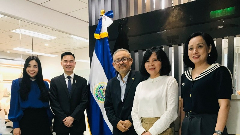 Đại sứ đặc mệnh toàn quyền El Salvador tại Việt Nam Ruben Omar Orozco Burgos chụp ảnh lưu niệm cùng các đại biểu. (Ảnh: KHẮC KIÊN)