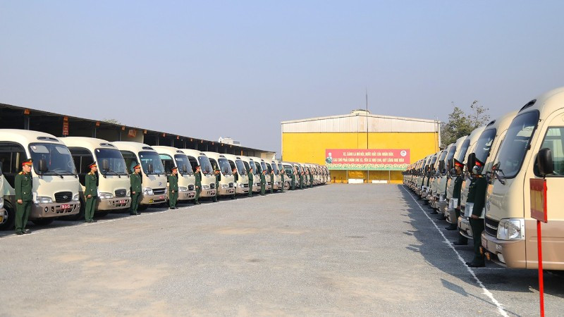 Đội hình xe ô-tô thực hiện nhiệm vụ đưa đón đại biểu dự Đại hội Đại biểu toàn quốc lần thứ XIV của Đảng.