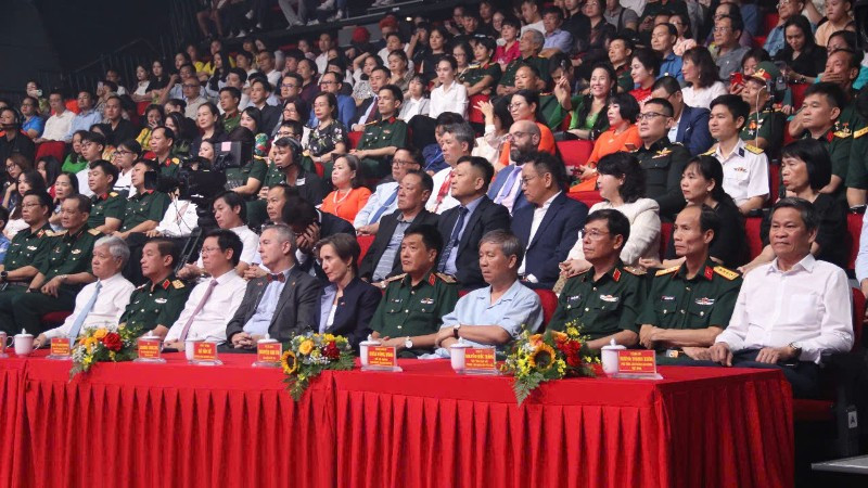 Các đại biểu tham dự chương trình. (Ảnh: HẢI LY)
