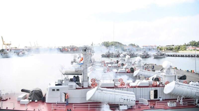 Các tàu khởi động máy chính và thao tác vũ khí trang bị kỹ thuật.