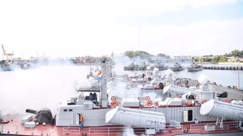 Các tàu khởi động máy chính và thao tác vũ khí trang bị kỹ thuật.