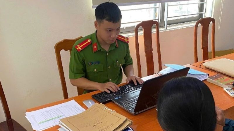 Công an xã Bình Minh giải cứu sinh viên mắc bẫy "bắt cóc online".