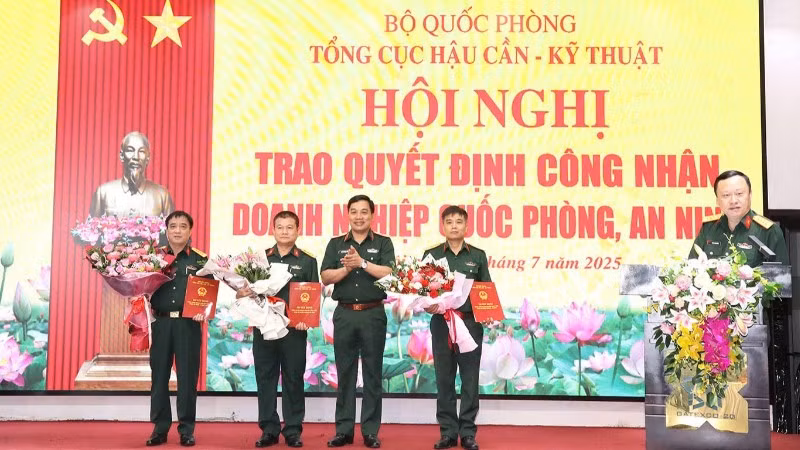 Thiếu tướng Nguyễn Trọng Thiện trao Quyết định công nhận doanh nghiệp trực tiếp phục vụ quốc phòng, an ninh. 