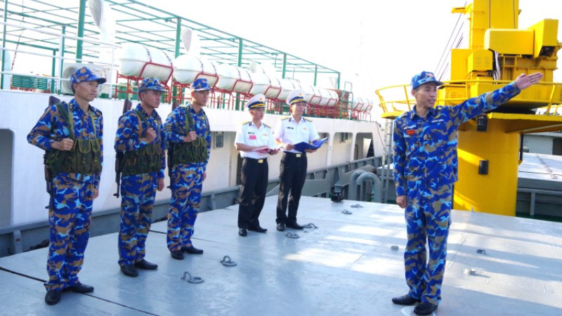 Đoàn kiểm tra nội dung thông qua giáo án huấn luyện Kỹ thuật chiến đấu bộ binh trên tàu Trường Sa 12, Hải đội 3.