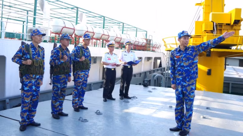 Đoàn kiểm tra nội dung thông qua giáo án huấn luyện Kỹ thuật chiến đấu bộ binh trên tàu Trường Sa 12, Hải đội 3.