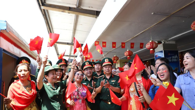 Rất đông người dân đến ga Hà Nội tiễn các khối diễu binh, diễu hành.