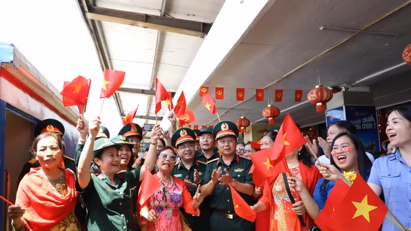 Rất đông người dân đến ga Hà Nội tiễn các khối diễu binh, diễu hành.