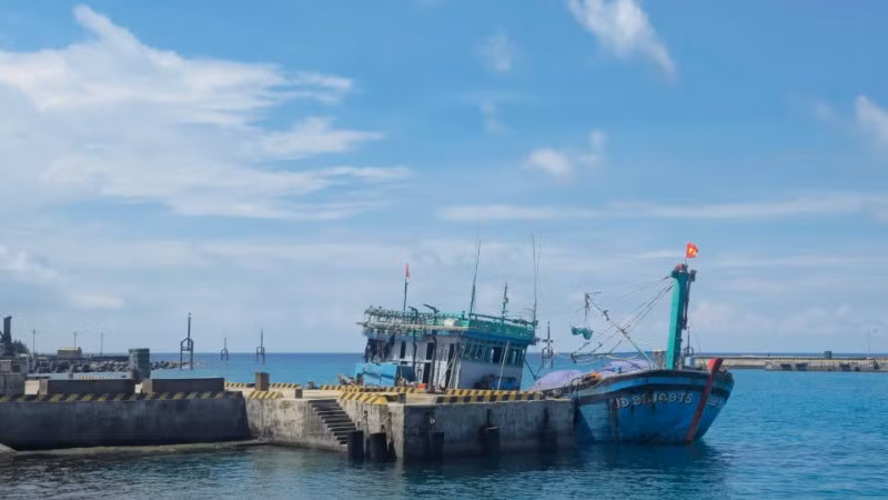 Tàu cá cập cảng Âu tàu để được hỗ trợ sửa chữa.