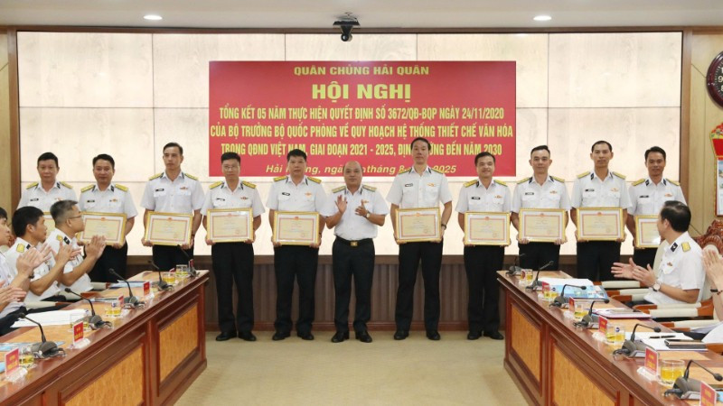 Chuẩn Đô đốc Đỗ Văn Yên, Phó Chính ủy Hải quân, trao tặng bằng khen cho các tập thể, cá nhân.
