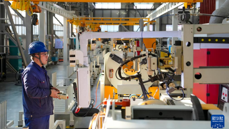 Kỹ sư đang hiệu chỉnh thiết bị tại nhà máy điện ở Cáp Nhĩ Tân, Trung Quốc. (Ảnh: Tân Hoa xã)