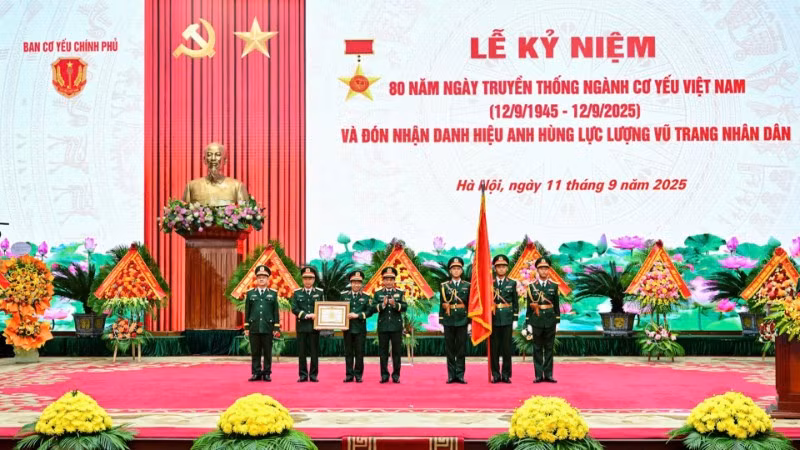 Đại tướng Phan Văn Giang, Ủy viên Bộ Chính trị, Phó Bí thư Quân ủy Trung ương, Bộ trưởng Quốc phòng, trao tặng danh hiệu Anh hùng Lực lượng vũ trang nhân dân cho Ban Cơ yếu Chính phủ.