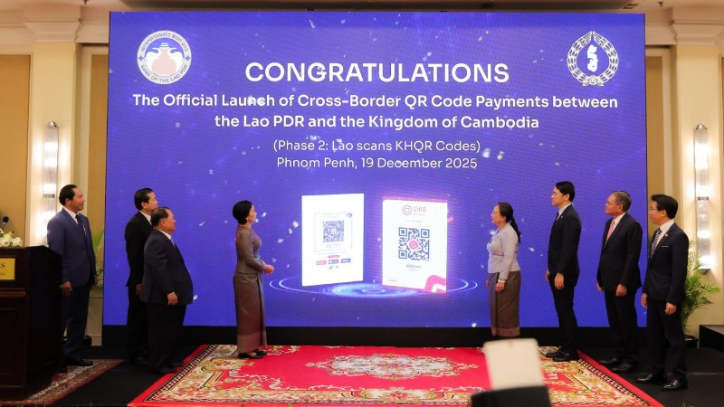 Lễ khai trương diễn ra tại Phnom Penh dưới sự đồng chủ trì của Thống đốc Ngân hàng Quốc gia Campuchia Chea Serey và Thống đốc Ngân hàng Trung ương Lào Bounkham Vorachit. (Ảnh: Fresh News)