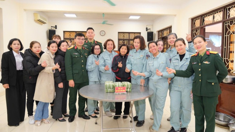 Hội thi gói bánh chưng với chủ đề "Bánh chưng xanh-Tết đoàn viên" tại Đoàn 195.