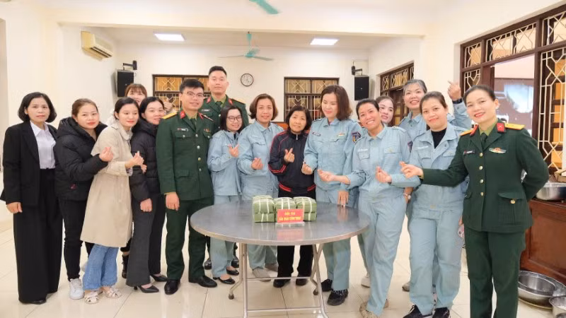 Hội thi gói bánh chưng với chủ đề "Bánh chưng xanh-Tết đoàn viên" tại Đoàn 195.