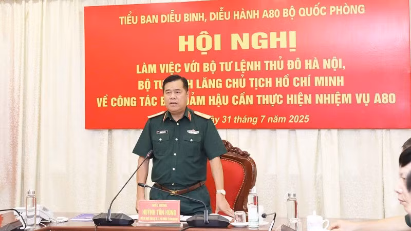 Đồng chí Thiếu tướng Huỳnh Tấn Hùng, Phó Chủ nhiệm Tổng cục Hậu cần-Kỹ thuật, Phó Trưởng Tiểu ban A80 Bộ Quốc phòng chủ trì Hội nghị.