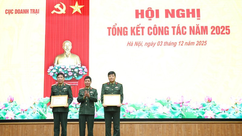 Thiếu tướng Hà Như Lợi trao bằng khen của Bộ trưởng Quốc phòng tặng Cục Doanh trại vì có thành tích xuất sắc trong thực hiện nhiệm vụ năm 2025.