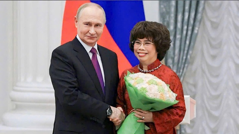 President of the Russian Federation Vladimir Putin awarded Vietnamese Hero of Labor Thai Huong the Order of Friendship of the Russian Federation. (Photo: Kremlin)