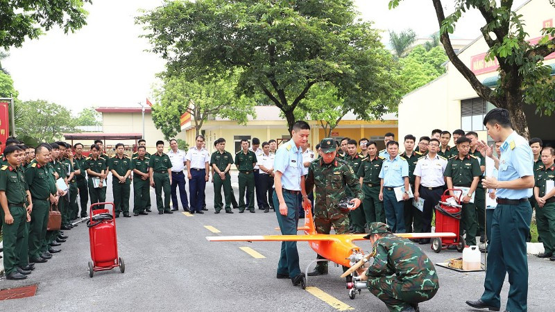Các học viên lớp tập huấn được huấn luyện thực hành bảo đảm kỹ thuật UAV.