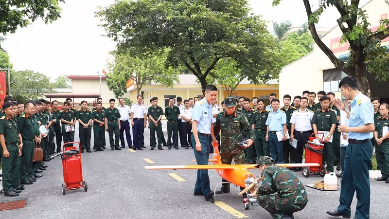 Các học viên lớp tập huấn được huấn luyện thực hành bảo đảm kỹ thuật UAV.