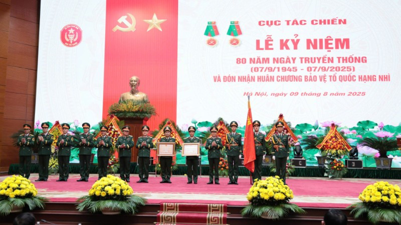 Thừa ủy quyền của Chủ tịch nước, Đại tướng Nguyễn Tân Cương trao Huân chương Bảo vệ Tổ quốc hạng Nhì tặng Cục Tác chiến và Cục Bản đồ trước đây (nay là Cục Tác chiến).