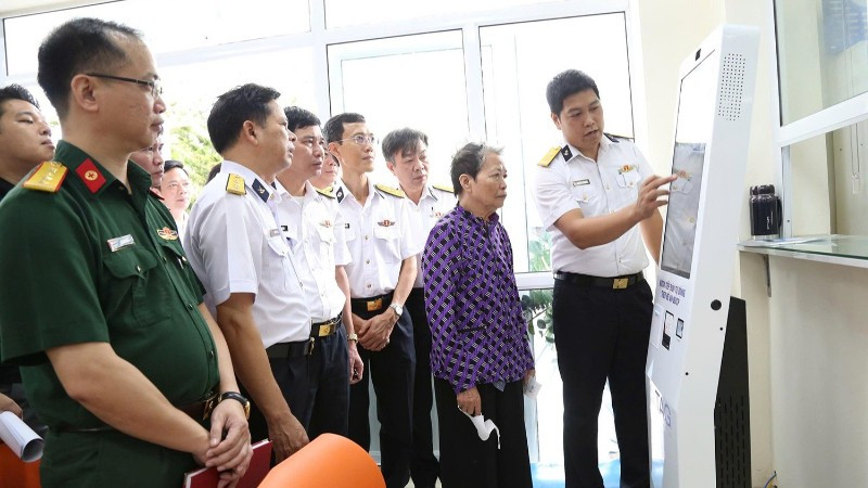 Hồ sơ bệnh án điện tử giúp người dân đến khám bệnh giảm thiểu giấy tờ, rút ngắn thời gian chờ đợi và minh bạch hóa các khâu nghiệp vụ.