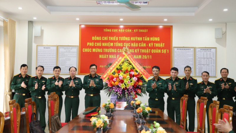 Thay mặt Đảng ủy, Chỉ huy Tổng cục Hậu cần-Kỹ thuật, Thiếu tướng Huỳnh Tấn Hùng tặng hoa chúc mừng Nhà trường nhân dịp kỷ niệm Ngày Nhà giáo Việt Nam.