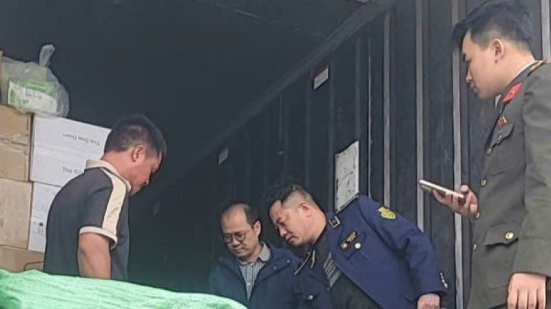 Lực lượng chức năng kiểm tra số thực phẩm không rõ nguồn gốc.