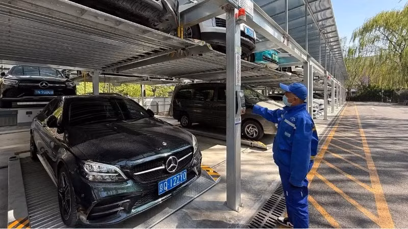 Bãi đỗ xe hai tầng ở khu Tây Thành, thành phố Bắc Kinh. (Ảnh: Báo Xinjing, Trung Quốc)