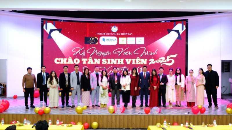 Đại diện Đại sứ quán và Ban tổ chức chụp ảnh lưu niệm tại chương trình.