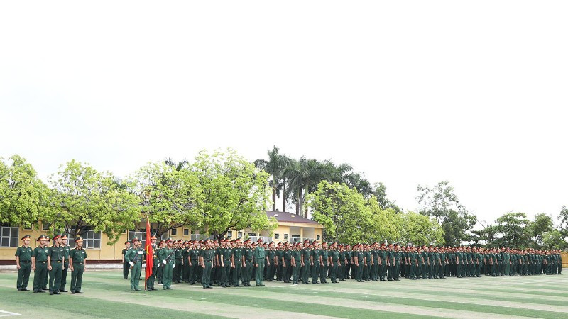 Lữ đoàn 649, Cục Xe máy-Vận tải. Tổng cục Hậu cần-Kỹ thuật thực hiện nội dung thi chào cờ.