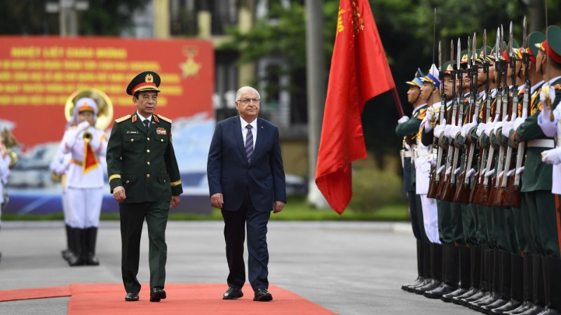 Đại tướng Phan Văn Giang, Ủy viên Bộ Chính trị, Phó Bí thư Quân ủy Trung ương, Bộ trưởng Quốc phòng và Ngài Yasar Guler, Bộ trưởng Quốc phòng Thổ Nhĩ Kỳ duyệt đội hình danh dự.