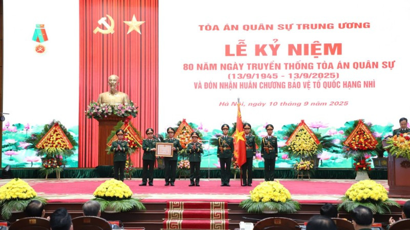 Thừa ủy quyền của Chủ tịch nước, Đại tướng Trịnh Văn Quyết đã trao Huân chương Bảo vệ Tổ quốc hạng Nhì tặng ngành Tòa án Quân sự.