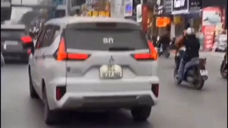 Xe ô-tô gắn đèn Led có dòng chữ xúc phạm lực lượng Công an.