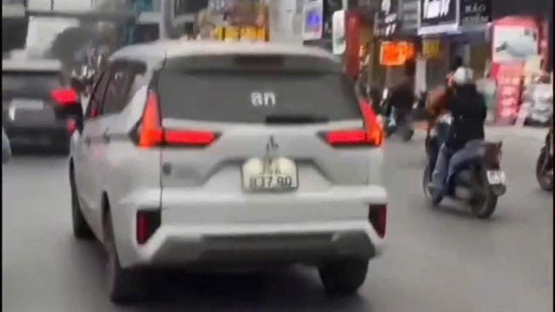 Xe ô-tô gắn đèn Led có dòng chữ xúc phạm lực lượng Công an.