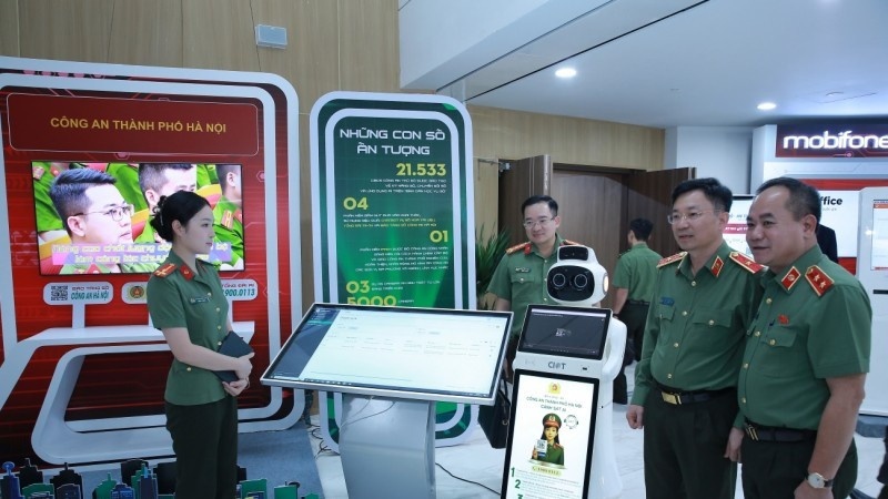Các đại biểu tham quan mô hình ứng dụng chuyển đổi số trong Công an nhân dân.