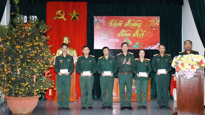 Trung tướng Đỗ Văn Thiện trao quà Tết của Đảng ủy, chỉ huy Tổng cục Hậu cần-Kỹ thuật tặng quân nhân của Kho K182, Cục Xăng dầu có hoàn cảnh đặc biệt khó khăn.