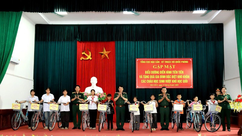 Lãnh đạo Tổng cục Hậu cần-Kỹ thuật tặng xe đạp cho học sinh vượt khó học giỏi.