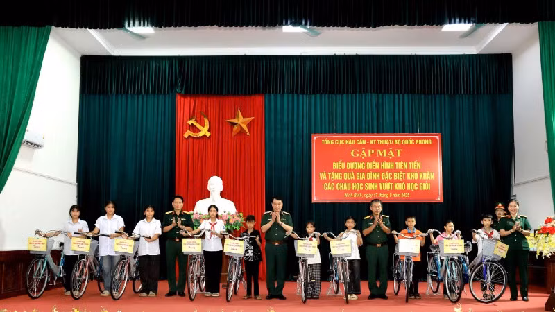 Lãnh đạo Tổng cục Hậu cần-Kỹ thuật tặng xe đạp cho học sinh vượt khó học giỏi.