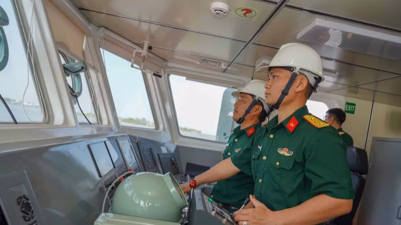 Kíp thuyền viên TN250 vận hành, khai thác tàu.