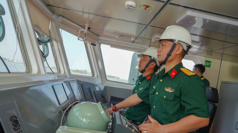 Kíp thuyền viên TN250 vận hành, khai thác tàu.