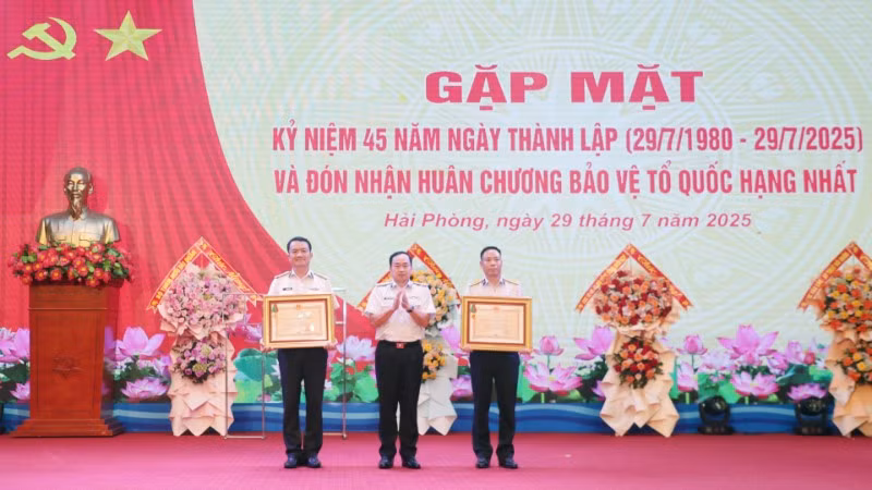 Thừa ủy quyền của Chủ tịch nước, Phó Đô đốc Trần Thanh Nghiêm trao Huân chương Bảo vệ Tổ quốc hạng Nhất tặng Phòng Khí tài Điện tử và Phòng Tiêu chuẩn-Đo lường-Chất lượng.