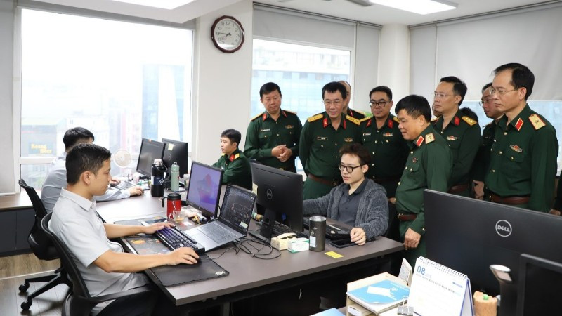 Đoàn công tác kiểm tra các phòng chuyên môn của Viện.