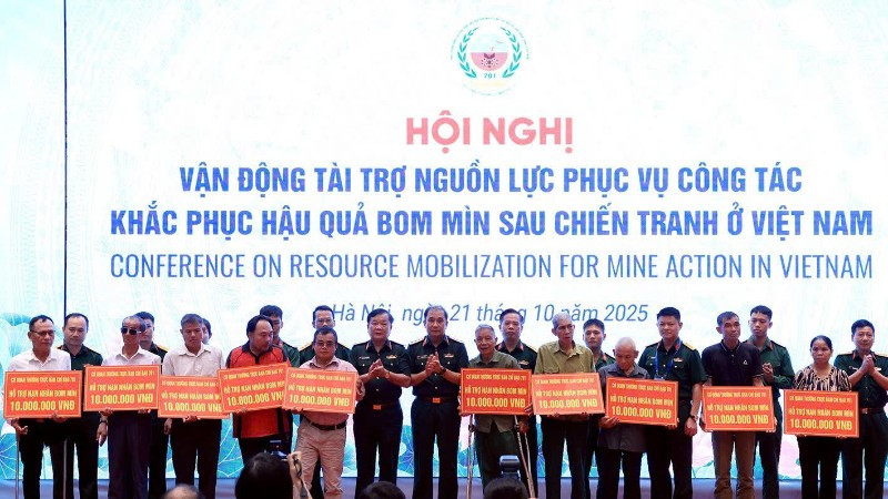 Trao hỗ trợ sinh kế cho các nạn nhân bom mìn