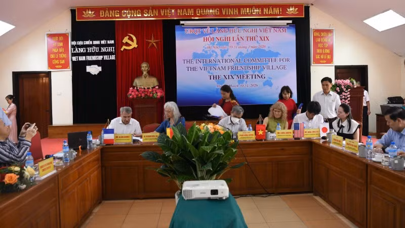 Các đại biểu đại diện các Ủy ban Quốc gia cùng nhau ký kết Biên bản ghi nhớ. (Ảnh: MINH SƠN)