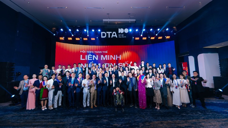 Đại biểu dự Hội nghị toàn thể lần thứ nhất Liên minh Niềm tin số chụp ảnh kỷ niệm.